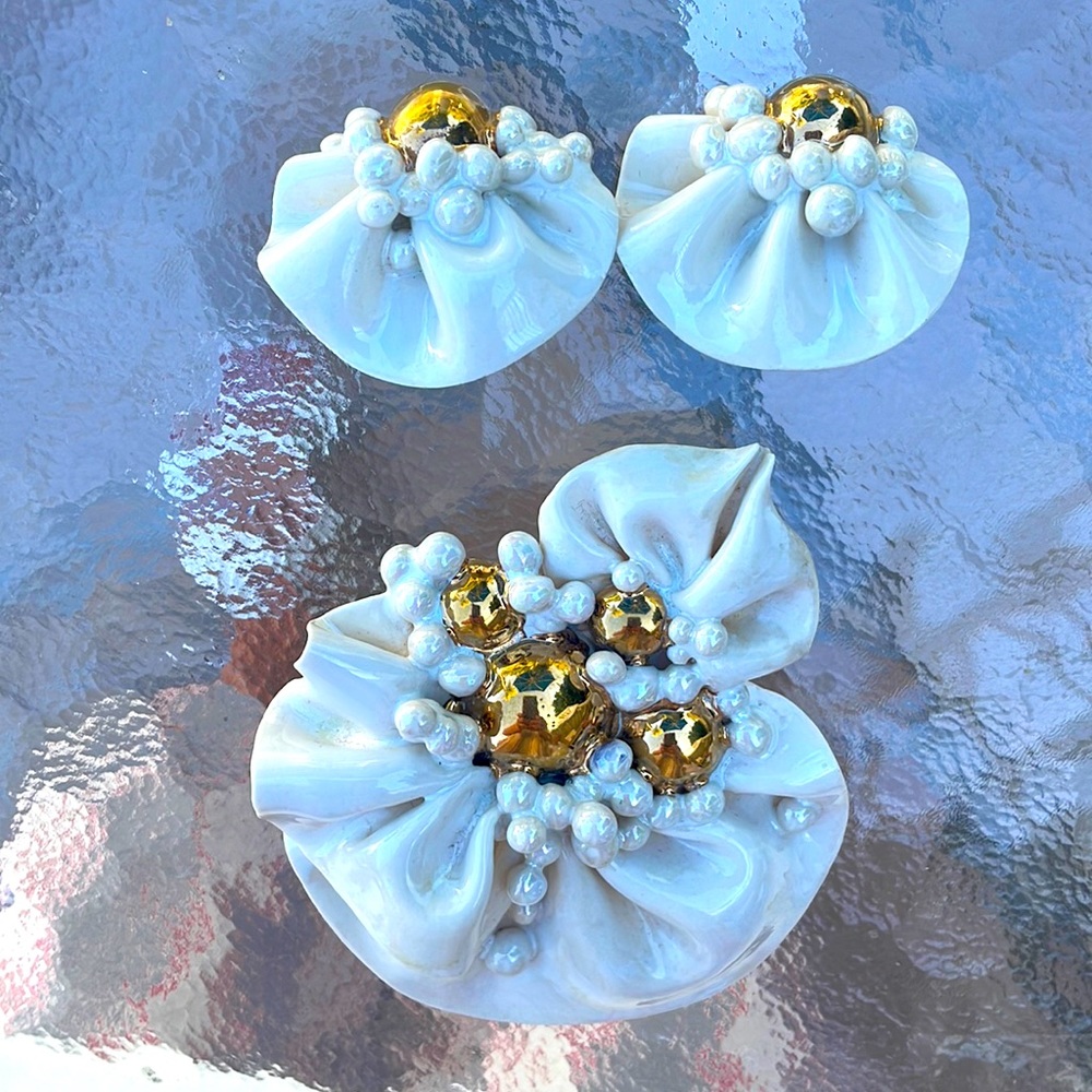 Very unusual ceramic brooch and clip on earrings set. Vintage.
